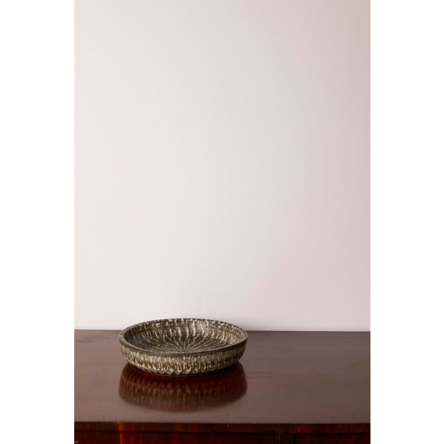 Large Swedish Mid-Century Ceramic Dish "Rubus" by Gunnar Nylund for Rörstrand – 1950s This large-scale ceramic dish from...