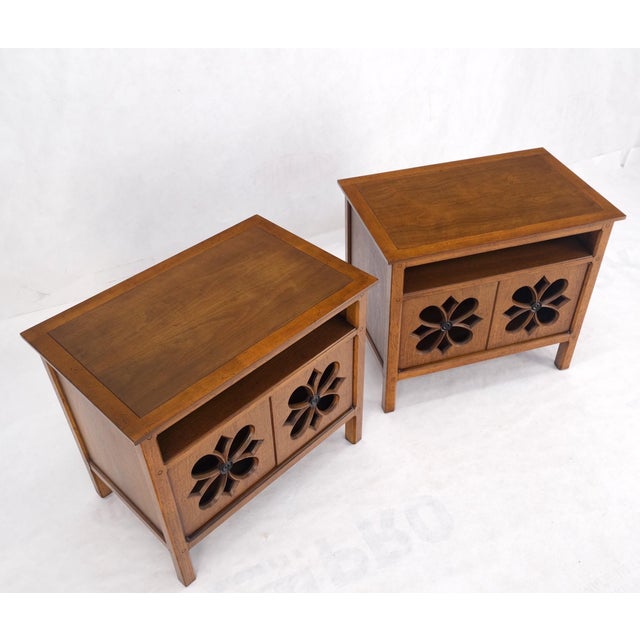 Mid 20th Century Pair Double Door Pierced Carved Doors Compartment Night Stands End Tables Mint For Sale - Image 5 of 17