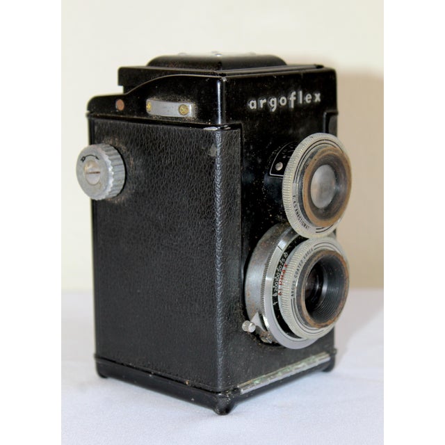 American Vintage Argus Argoflex Twin Lens Reflex (Tlr) Camera – Bakelite 120 Film Camera With Argus Anastigmat Lens, Made in Usa, Circa 1950–1952 For Sale - Image 3 of 16