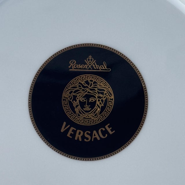 Breakfast plate Round - Ø 22.0 cm - h 2.4 cm Designed: Color This piece has an attribution mark, I am sure that it is...