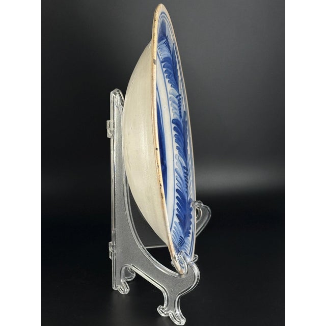 Spanish Talavera Blue and White Faience Charger with Bird and Helechos y Palmeta Decoration, 18th Century For Sale - Image 3 of 10