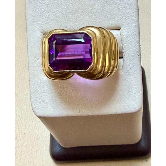 6 Carat Emerald Cut Amethyst Unisex Bezel Set Cocktail Ring in 18 Kt Yellow Gold For Sale In New York - Image 6 of 8