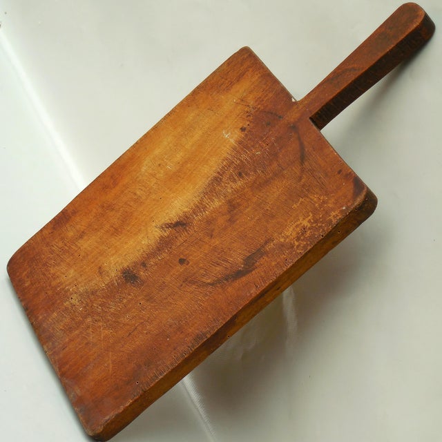 Late 19th Century Antique French Country Beechwood Bread Board With Long Handle - Kitchen Cutting Board For Sale - Image 5 of 13