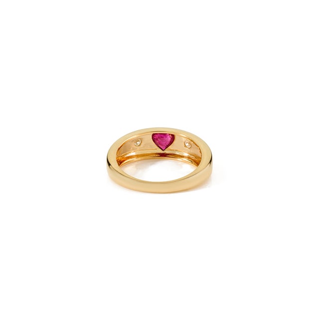 Solid 18k Gold Contemporary Chunky Heart Ring Faceted Ruby & Diamonds Size 6 For Sale In New York - Image 6 of 12