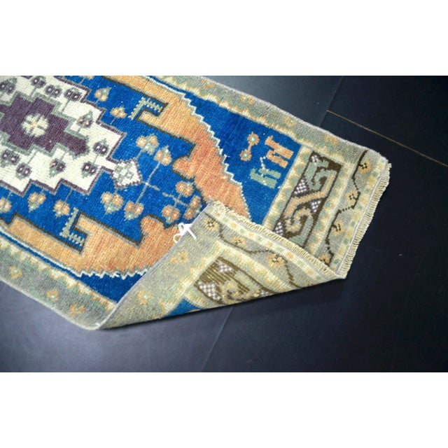 1960s Medalloin Design Turkish Anatolian Small Rug For Sale - Image 5 of 6