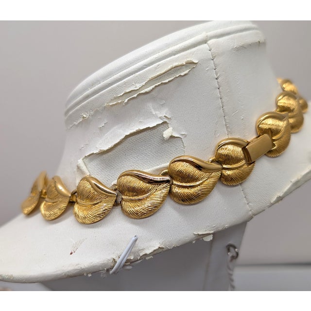 1980s Vintage 1982 Signed Napier Goldtone Heart Shaped Leaves Collar Necklace For Sale - Image 5 of 9
