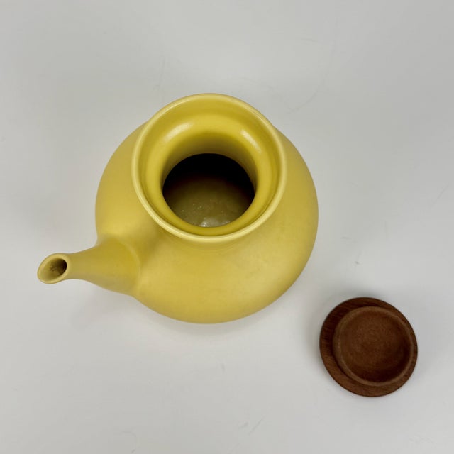 Mid-Century Modern Mid-Century Modern Five Cup Tea Set in Yellow Ceramic and Teak from Ernestine Salerno, Italy, 1960s, Set of 13 For Sale - Image 3 of 7