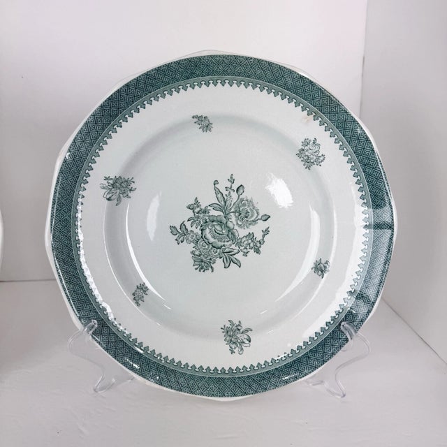 English 1970s Wedgwood Mount Vernon Green Dinner Plates From the Georgetown Collection- Set of 4 For Sale - Image 3 of 8