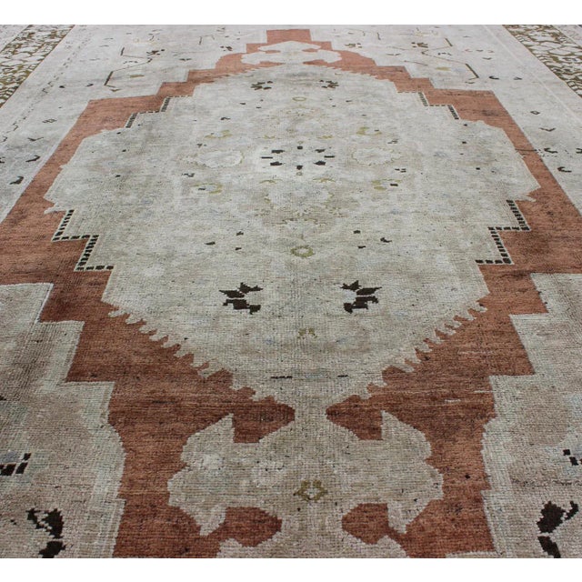 Mid 20th Century Vintage Turkish Oushak Rug With Geometric Central Medallion in Earth Tones For Sale - Image 5 of 9