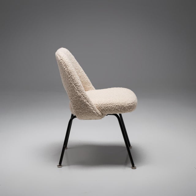 The Saarinen Model 72 Dining Chair by Knoll International is a true design icon. Introduced in 1950 by Finnish-American...