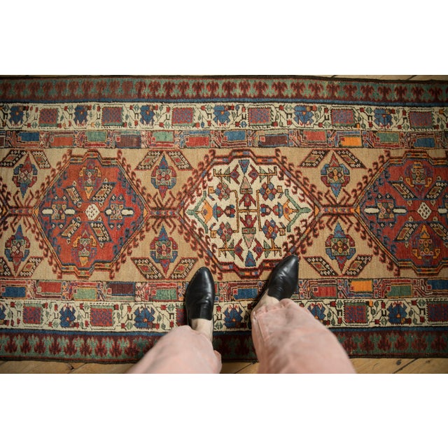 :: Repeating single column center medallions interconnected by geometric vines. Wrapped by hook and latch enveloped design...