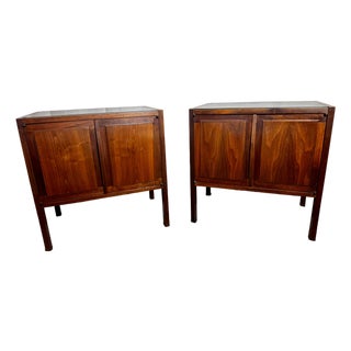 1960s Attributed to Jack Cartwright for Founders Walnut Nightstands With Slate Top, A Pair For Sale