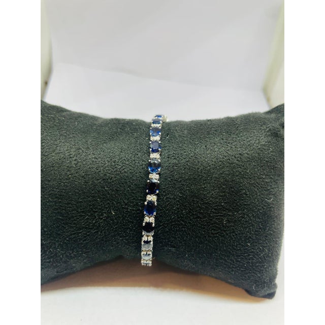 Contemporary Natural 18k Gold Blue Sapphire 11.47ct & Diamond 0.45ct Bracelet For Sale - Image 3 of 7