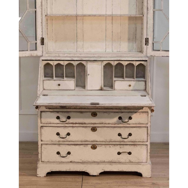Traditional European two-part vitrine cabinet with fine carvings, circa 1790 For Sale - Image 3 of 17