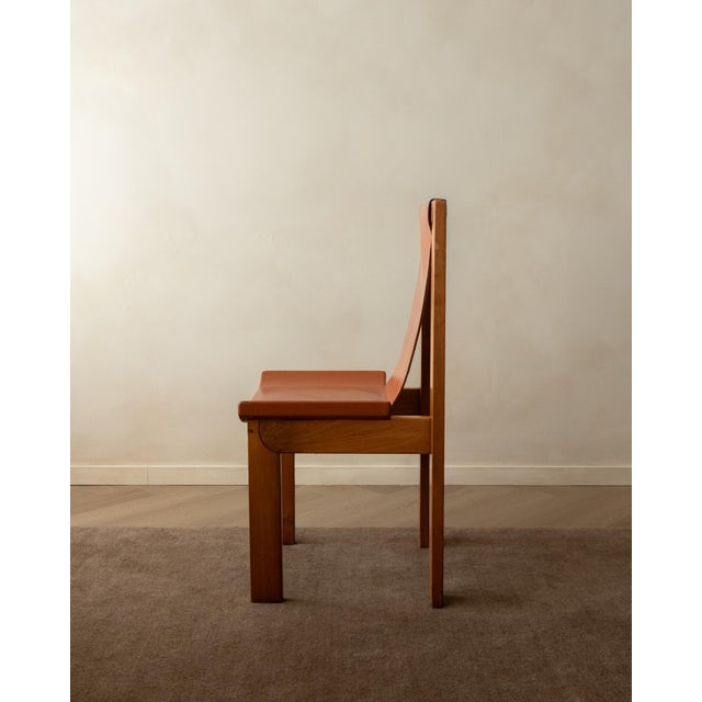 Brutalist Elm and Leather Dining Chairs attributed to Giovanni Luigi Gorgoni for Roche Bobois, 1970s, Set of 7 For Sale - Image 9 of 18