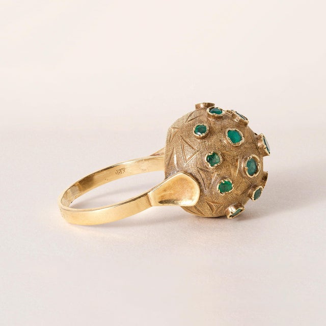 Modern Vintage 18k Gold Emerald Sputnik Ring, Size 9 For Sale - Image 3 of 5