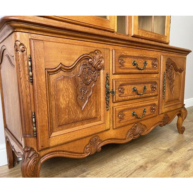 French Louis XVI Display Cabinet in Oak For Sale - Image 11 of 15