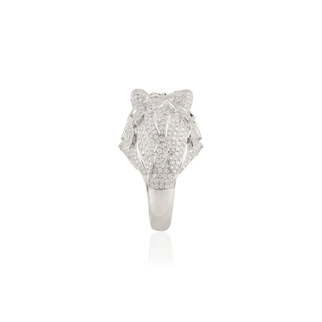 Luxury 18k Gold Cluster Diamond Emerald Cat Ring Size 7 For Sale - Image 6 of 12
