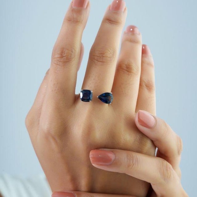 Navy Blue 4 Carat Natural Blue Sapphire Toi Et Moi Cockrtail Ring Size 5 in 18k Gold For Sale - Image 8 of 16