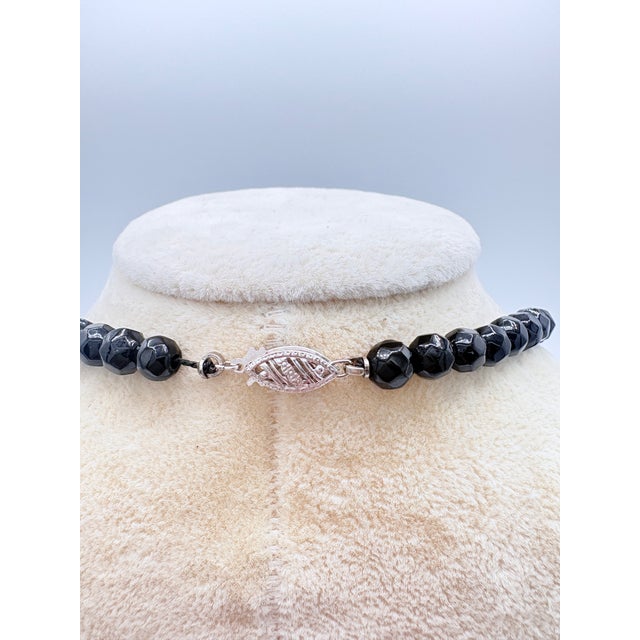 1950s Mid‑Century 14k White Gold and Hand‑Faceted Onyx Graduated Bead Necklace 16" For Sale - Image 5 of 11
