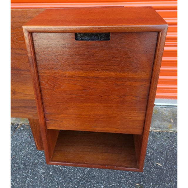 Mid-Century Modern Mid Century Modern Danish Style Queen Teak Headboard With Floating Nightstands For Sale - Image 3 of 11