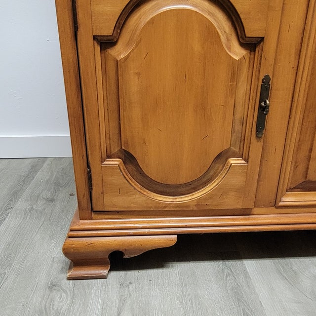 Brown Vintage American Maple Country Hutch Cabinet With Scalloped Gallery, 73” For Sale - Image 8 of 11