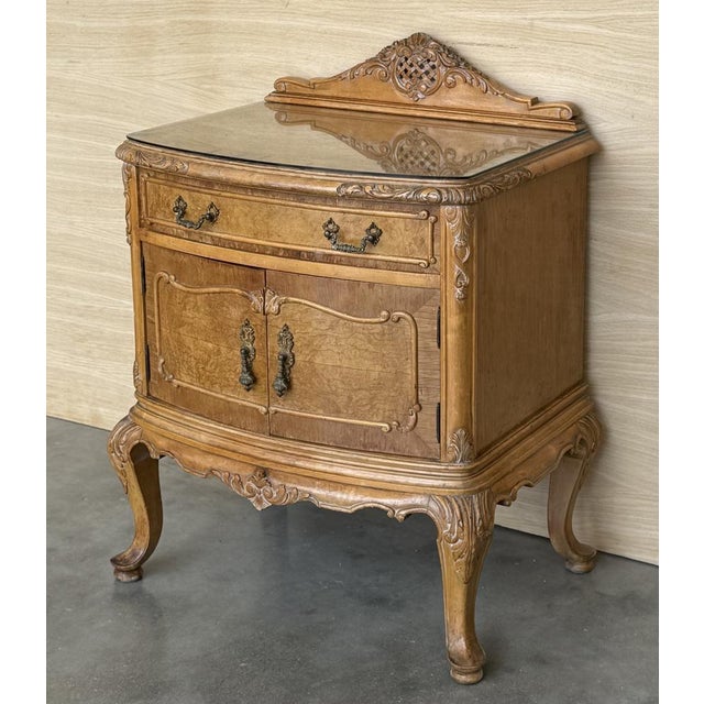 Early 20th Italian Bedside Tables in Light Oak with Two Doors, 1920, Set of 2 For Sale - Image 3 of 8