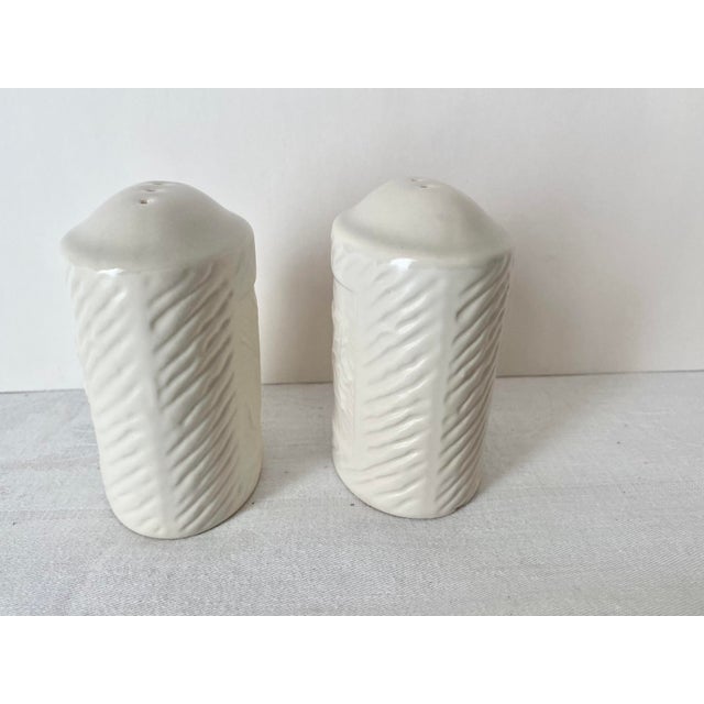 Traditional Late 20th Century Pfaltzgraff Sierra Salt and Pepper Shaker Set. For Sale - Image 3 of 10