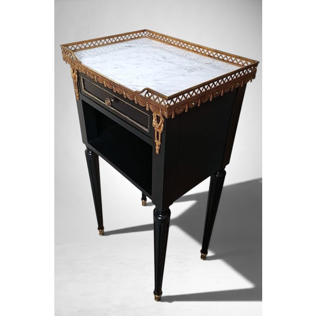 Early 20th Century French Louis XVI Revival Pair of Nightstands in Carrara Marble and Gilt Bronze For Sale - Image 11 of 18