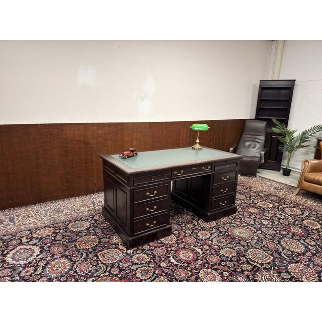 English Desk with Green Leather Top, in Good conditions. Designed 1920 to 1949