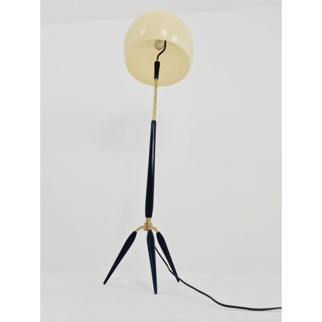 Space Age Italian Tripod Floor Lamp in Metal and Plastic, 1960s For Sale - Image 4 of 11