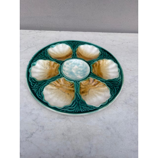 French Majolica oyster plate with seaweeds Salins (East of France) circa 1890.