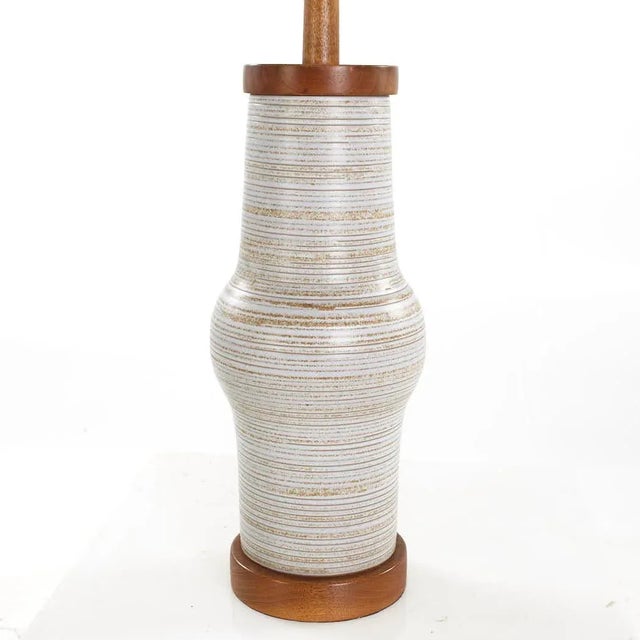 Mid 20th Century Jane and Gordon Martz Mid Century Walnut and Ceramic Lamp For Sale - Image 5 of 6