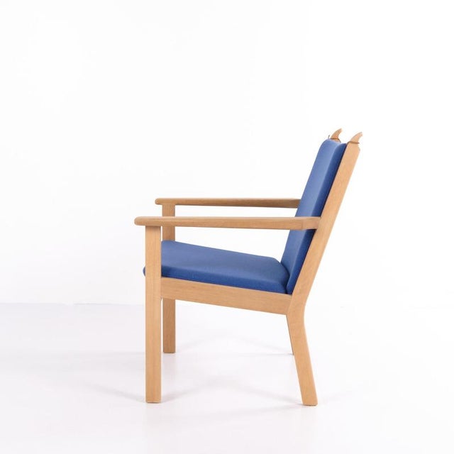 Lounge chair model ge 284 designed by hans j. Wegner and produced by getama. Made with a solid oak frame and loose...