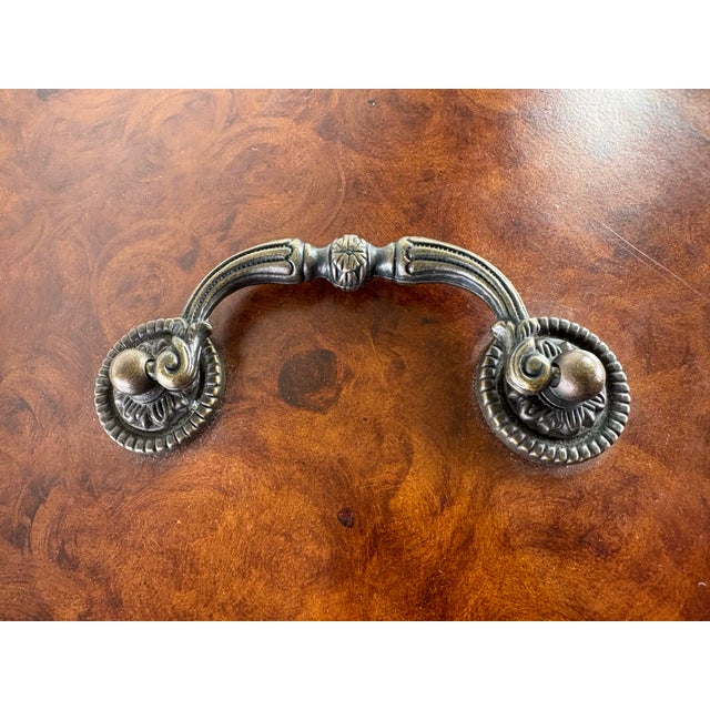 This is a large handsome birled walnut dresser box by John Richards. This walnut box has black detailing around the edges...