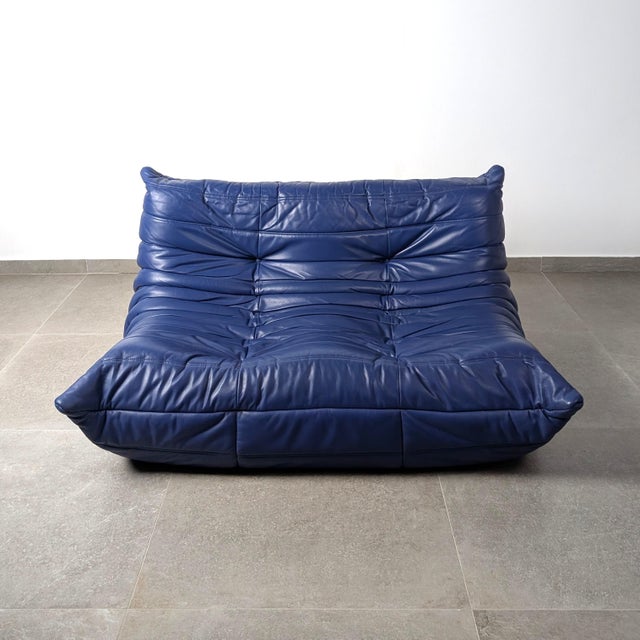 The Togo sofa, designed by Michel Ducaroy for Ligne Roset, is crafted from deep blue leather. This two-seater features the...