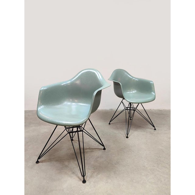 Color up your room! This set of four fiberglass chairs is an absolute design icon. These original shell chairs by Charles...