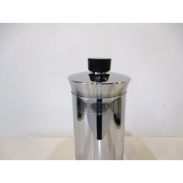 Art Deco Manning Bowman Styled Art Deco Chrome Bakelite Cocktail Shaker For Sale - Image 3 of 9