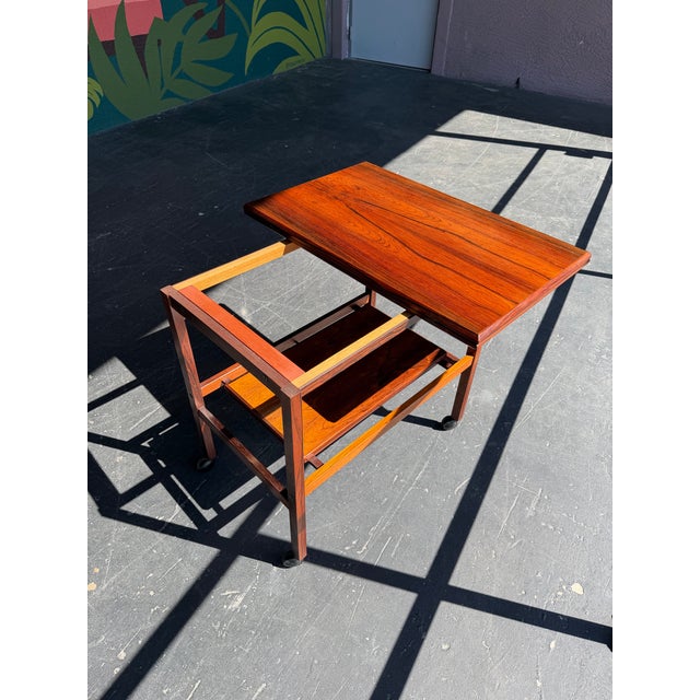 Grete Jalk 1960s Danish Modern Rosewood Flip Top Expandable Bar Cart For Sale - Image 4 of 12