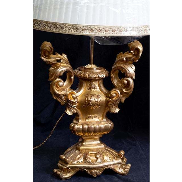 Antique Louis XV Lamps in Gilded and Carved Wood, Naples, 18th Century, Set of 2 For Sale - Image 4 of 7
