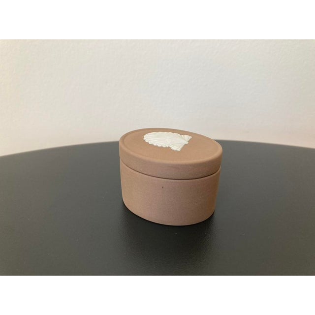Mid 20th Century Scalloped Sea Shell Design Wedgwood Jasperware Sand Brown English Oval Jewelry Box For Sale - Image 10 of 18