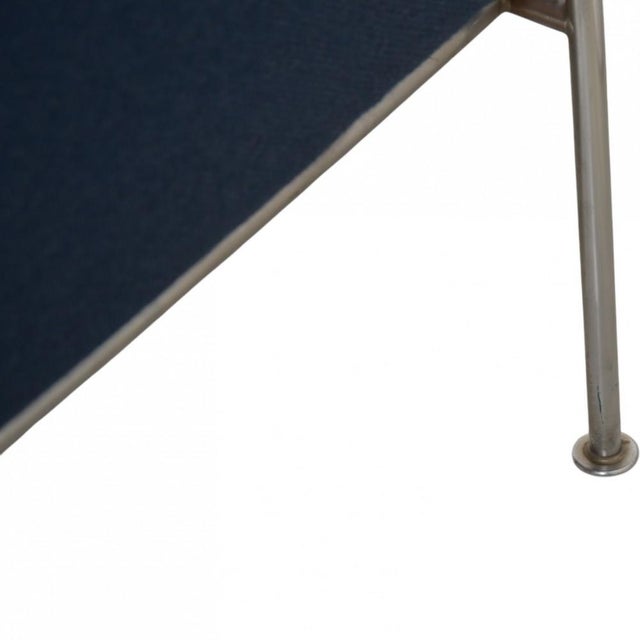 3303 Three-Seater Airport Sofa in Blue Fabric by Arne Jacobsen, 1980s For Sale - Image 13 of 18