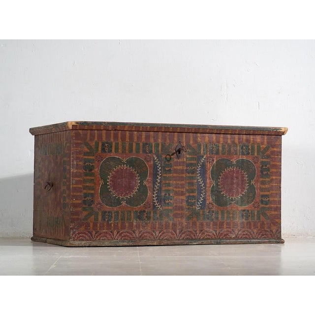 Large antique hand-painted trunk (c.1900) Dimensions: Width: 121 cm Depth: 70 cm Height: 61 cm Style: Folk art Materials...