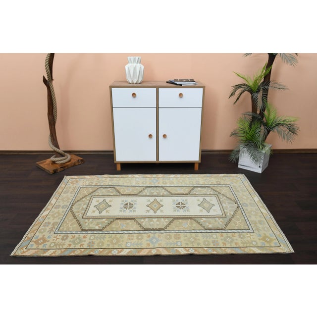 Abstract 1970s Vintage Turkish Oushak Handmade Wool Cotton Beige Area Rug For Sale - Image 3 of 12