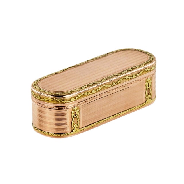 Strict and elegant snuffbox made of two-tone, 14 carat gold, in the neoclassical style. France. The turn of the 19th-20th...