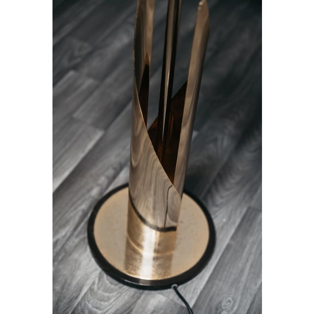 A stunning and elegant original floor lamp from the 1970s, a perfect example of modernism with a strong visual impact. The...