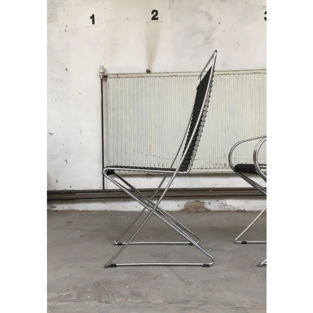 - Original Kreuzschwinger chair by Till Behrens - Rare version with woven mesh - Elegant design classic - The evolution of...