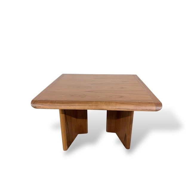A refined Danish coffee table by Vejle Stole Møbelfabrik, featuring beautifully shaped legs and classic Scandinavian...