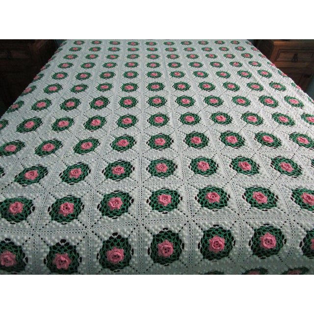 1970s Handmade Crochet Bedspread Rose Splendor or Rose Pineapple Granny Square With Fringe White Green Pink For Sale - Image 12 of 12