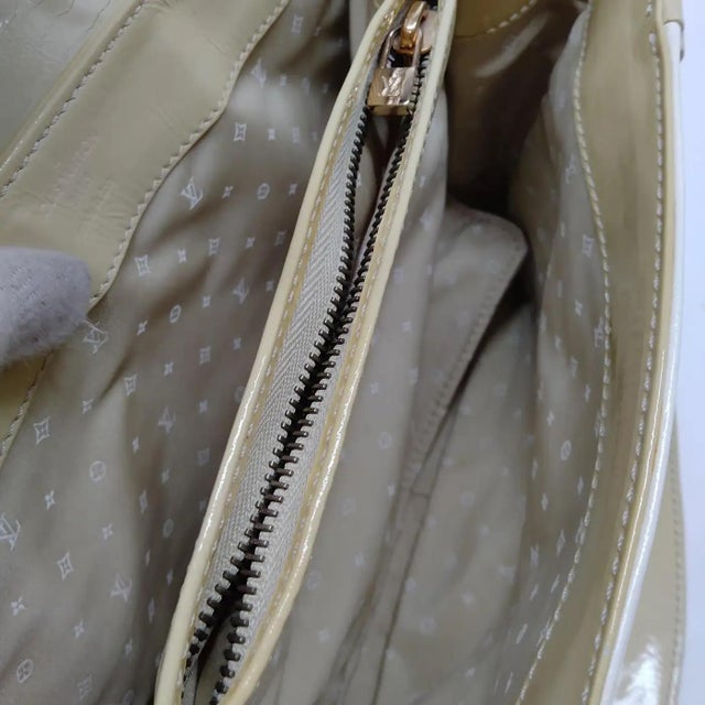 A Vintage Louis Vuitton Beige and White Leather Cruise Hand-Bag For Sale - Image 6 of 18